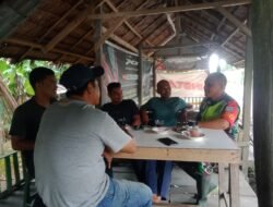 Menjalin Hubungan Baik Babinsa Posramil 06/Bubon Melaksanakan Komsos