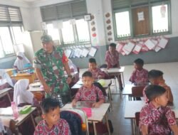 Sertu Kusmono Babinsa Koramil 04/Krueng Sabee Pantau Distribusi Makanan Bergizi untuk 219 Siswa SDN 4 Krueng Sabee