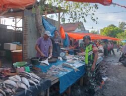 Sertu Yulizar Lakukan Komsos dengan Pedagang Ikan, Jaga Kebersihan Pasar Lamno Aceh Jaya