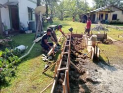Tak Mengenal Lelah Babinsa Koramil 01/Sungaimas Bantu Warga Desa Binaan