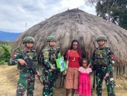 Satgas Yonif 614/RJP Bagikan Sembako kepada Warga Kampung Popome