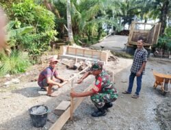 ‎Babinsa Koramil 0105-10/Woyla Barat Serda Kurniadi Bantu Petani Tanam Padi di Desa Binaan
