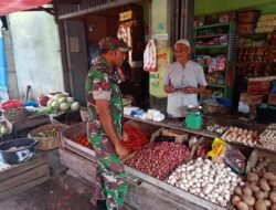 Babinsa Koramil 01/Jaya Pantau Ketersediaan dan Harga Sembako di Pasar Lamno, Antisipasi Lonjakan Harga