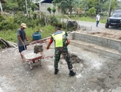 Serda M.Irwandi Babinsa Koramil 01/Sungaimas Bantu Warga Desa Binaan