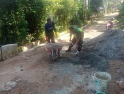 Babinsa Samoiniet Turun Tangan Bantu Warga Bangun Paret Cegah Banjir