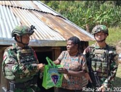 Satgas Yonif 614/RJP Bagikan Sembako kepada Masyarakat Kampung Aulani