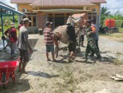 Babinsa Marau Kopka Kasmin Dae Pimpin Gotong Royong Pengecoran Halaman Kantor Desa Muntai