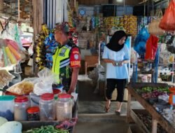 Babinsa Setia Bakti Dengarkan Aspirasi Pedagang Sayur di Lhok Glumpang, Perkuat Sinergi Komsos
