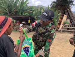 Satgas Yonif 614/RJP Bagikan Bantuan Sembako kepada Warga Kampung Bugumbak