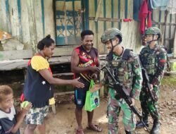 Satgas Yonif 614/RJP Laksanakan Anjangsana dan Berikan Bingkisan kepada Warga Kampung Dabra