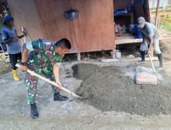 Sinergi TNI dan Rakyat: Babinsa Koramil 09/Samatiga Bantu Warga Desa Reusak dalam Pengecoran Lantai Rumah
