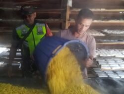 Babinsa Koramil 03/Setia Bakti Jalin Komsos dengan Pengusaha Tempe Rumahan