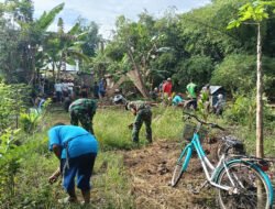 Meningkatkan Kepedulian Masyarakat, Babinsa Koramil 1003-03/Angkinang Laksanakan Gotong Royong Pembersihan Lingkungan