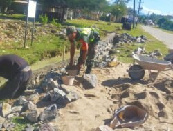 Babinsa Sampoinet Gotong Royong Bersama Warga Bangun Saluran Air untuk Antisipasi Banjir