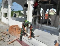 Babinsa Setia Bakti Bersama Warga Gotong Royong Renovasi Masjid Gampong Lhok Bot