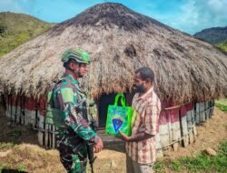 Satgas Yonif 614/RJP Bagikan Sembako kepada Warga Perbatasan Papua