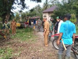 Babinsa, Bhabinkamtibmas, dan Warga Tapin Bersatu Bersihkan Lingkungan Desa