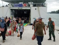Babinsa Koramil Krueng Sabee Bersama Petugas Pelabuhan Pantau Ketat Kedatangan Kapal Aceh Hebat 1 di Calang