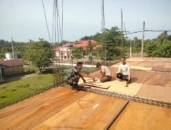 Bermandikan Air Keringat, Babinsa Koramil 04/Meureubo Bantu Pembangunan Rumah Masyarakat
