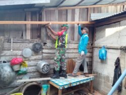 Babinsa Koramil 0105/Woyla Barat Bantu Warga Pasang Atap Dapur di Desa Pasi Mali
