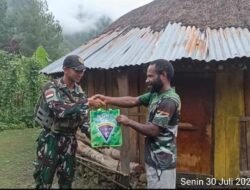 Satgas Yonif 614/RJP Laksanakan Anjangsana dan Berikan Sembako kepada Warga Perbatasan Papua