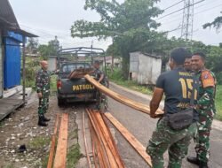 Selalu Ada Bersama Rakyat, Babinsa Bantu Renovasi Rumah Warga