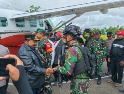 Kopasgat Sambut Kedatangan Jenazah Bupati Nduga dan Berikan Penghormatan Terakhir di Bandara Kenyam