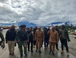 Prajurit Yonko 465 Kopasgat Amankan Keberangkatan Bupati dan Wakil Bupati Puncak Tinjau Penyaluran Dana Desa di Agandugume