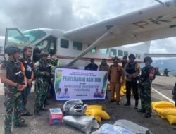Kadinsos Puncak Salurkan Bantuan Awal untuk Pengungsi Sinak, Didampingi Satgas Kopasgat