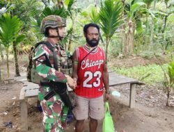 Satgas Yonif 614/RJP Berikan Bantuan Sembako dan Jaga Sinergi dengan Masyarakat di Perbatasan