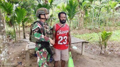 Satgas Yonif 614/RJP Berikan Bantuan Sembako dan Jaga Sinergi dengan Masyarakat di Perbatasan