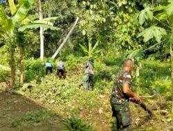 Kegiatan Gotong Royong Pembersihan Lingkungan di Desa Simpur: Babinsa Koramil 1003-06/Simpur Beraksi