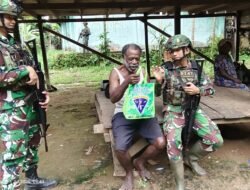 Satgas Yonif 614/RJP Berbagi Kasih: Bantuan Sembako untuk Warga Kampung Dabra