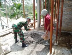 Babinsa Koramil 01/Sungaimas Bantu Bangun Rumah Warga Desa Binaan
