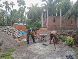 Babinsa Koramil 0105-10/Woyla Barat Bantu Lanjutkan Pembangunan Rumah Warga di Desa Binaan