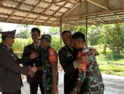 Babinsa Koramil 1203-15/Teluk Batang Sampaikan Selamat HUT Bhayangkara ke-79 di Polsek Seponti