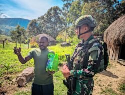 Satgas Yonif 614/RJP Laksanakan Komsos dengan Sekertaris Distrik di Lanny Jaya