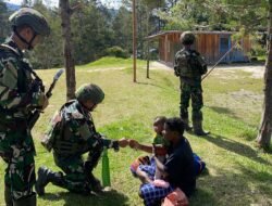 Satgas Yonif 614/RJP Laksanakan Binter dan Berikan Bantuan Sembako kepada Warga Papua