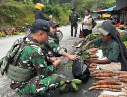 Satgas Yonif 614/RJP Peduli Perekonomian Masyarakat: Memborong Hasil Bumi di Pasar Tradisional