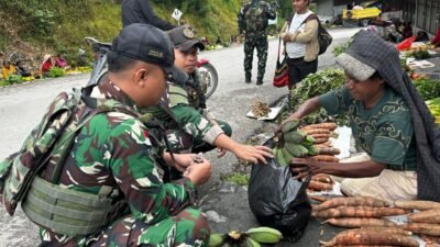 Satgas Yonif 614/RJP Peduli Perekonomian Masyarakat: Memborong Hasil Bumi di Pasar Tradisional