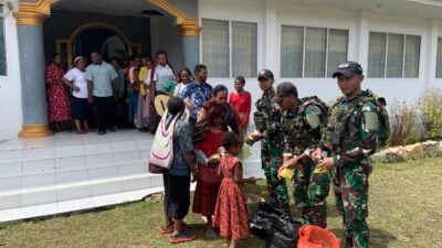 Ibadah Bersama dan Berbagi Makanan: Satgas Yonif 614/RJP Pererat Sinergi dengan Masyarakat