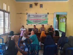 Babinsa Teluk Batang Dampingi Penyaluran BLT-DD di Desa Alur Bandung