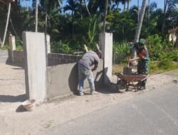 Babinsa Koramil 06/Teunom Turun Tangan Bantu Warga Bangun Pagar Rumah