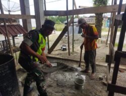 Peduli Kondisi Warga Binaannya Babinsa Posramil 06/Bubon Bantu Bangun Rumah Warga