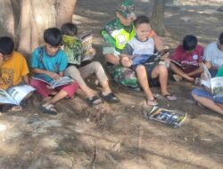 Babinsa Koramil 02/Sampoiniet Hadirkan Motor Pintar untuk Meningkatkan Minat Baca Anak di Desa Lhok Kruet