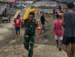 Persiapan Rehab Masjid, Babinsa Koramil 1509-03/Saketa dan Warga Gotong Royong Angkat Pasir dan Batu Kerikil