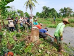 Koramil 1001-08/Sungai Pandan Gelar Karya Bakti Pembersihan Sungai
