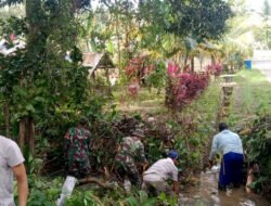Gotong Royong Babinsa dan Masyarakat Desa Pakuan Timur, Membersihkan Aliran Anak Sungai