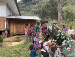 Satgas Yonif 614/RJP Berbagi Kasih dengan Masyarakat di Gereja Baptis Mowi Balingga