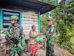 Satgas Yonif 614/RJP Bagikan Sembako kepada Warga Kampung Lowanom, Lanny Jaya Papua Pegunungan